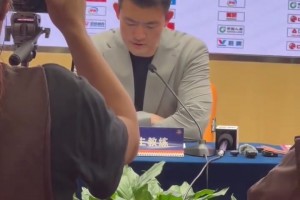 会整活！赛后上海球迷对着广厦大巴齐声高喊：感谢孙铭徽！
